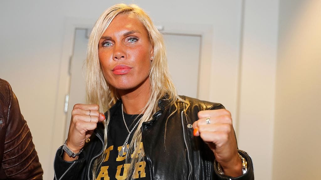 Mikaela Laurén on otellut urallaan 42 ottelua, joista 33 on päättynyt voittoon. Tyrmäyksiä on 14 kappaletta.