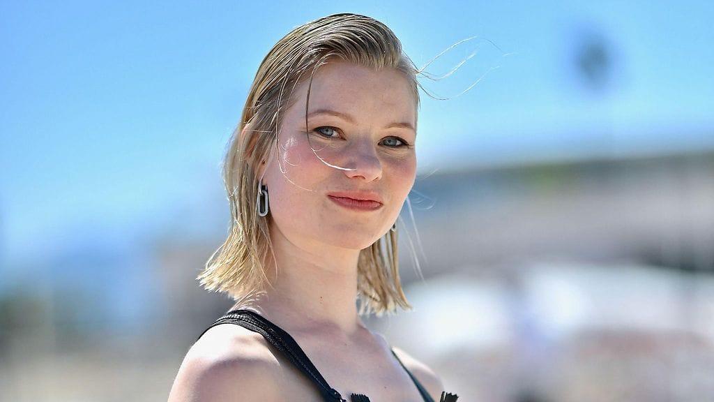 Roosa Söderholm sai parhaan näyttelijän palkinnon Canneseries-festivaalilla.