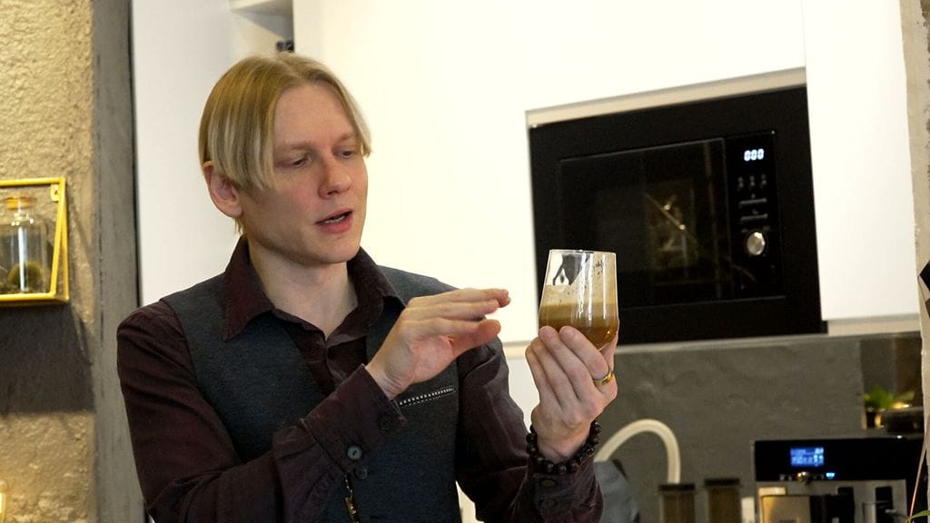 Teemu Arina teki biohakkerin kahvin, joka on tuhti ja samettinen energiapaukku.
