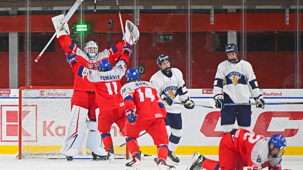 Maalivahti Martin Psohlavec oli Tshekin sankari Pikkuleijonia vastaan.