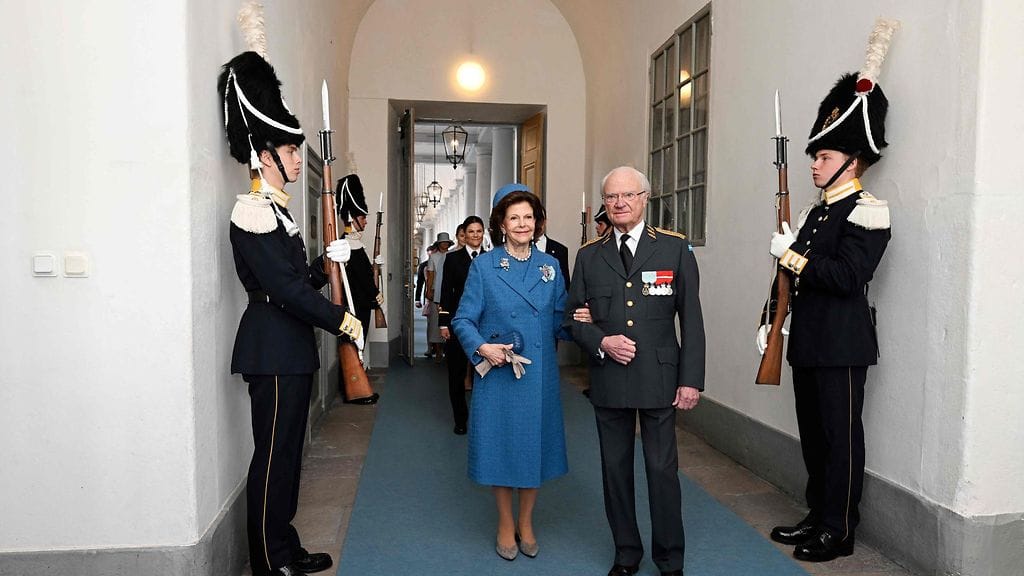 Kuningatar Silvia ja Kaarle Kustaa isännöivät juhlapäivää tyylikkäinä.