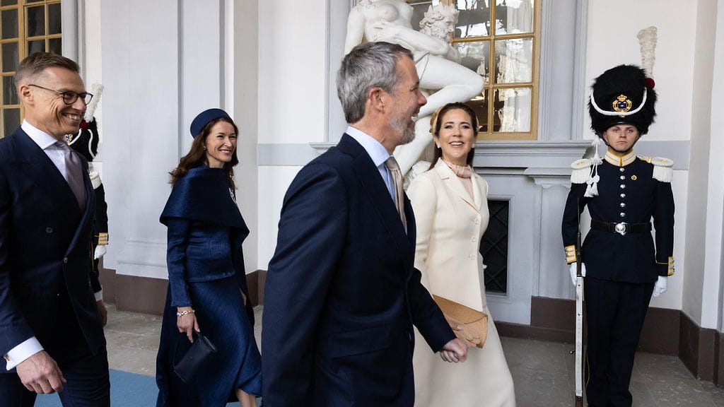 Alexander Stubb ja Suzanne Innes-Stubb sekä Tanskan kuningas Frederik ja kuningatar Mary saapuivat hyväntuulisina Kaarle Kustaan kunniaksi pidettyyn kiitosjumalanpalvelukseen.