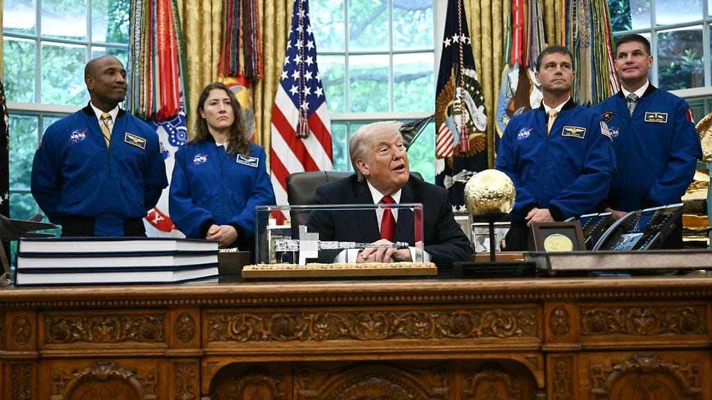 Donald Trum ja Artemis II -astronautit, vasemmalta oikealle: Victor Glover, Christina Koch, Reid Wiseman ja Jeremy Hansen, Valkoisen talon Oval Officessa Washington DC:ssä 29. huhtikuuta 2026.