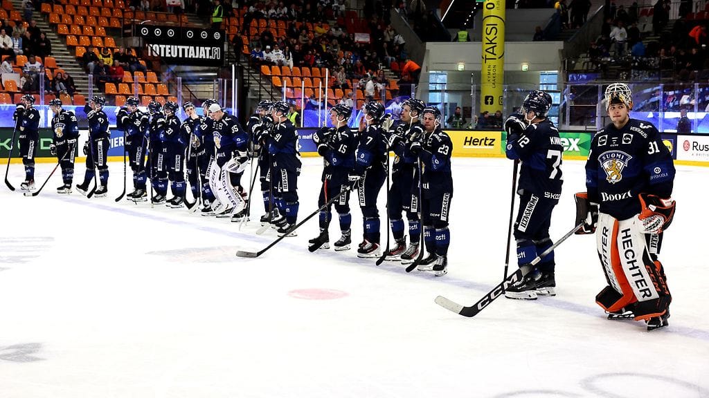 Leijonien EHT-ottelu keskeytettiin laidan haljettua.
