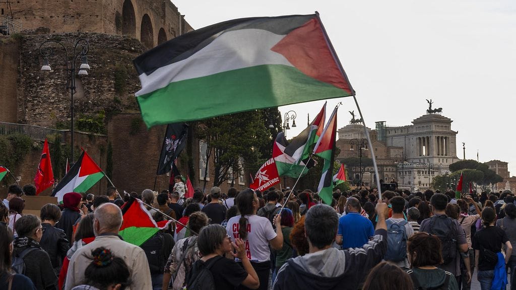 Roomassa osoitettiin mieltä Gaza-avustuslaivueen puolesta vappuaattona.