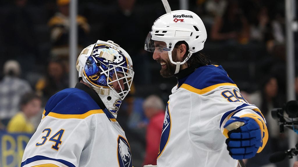 Alexit Lyon (vas.) ja Tuch juhlimassa, kun Buffalo Sabres löi Boston Bruinsin.