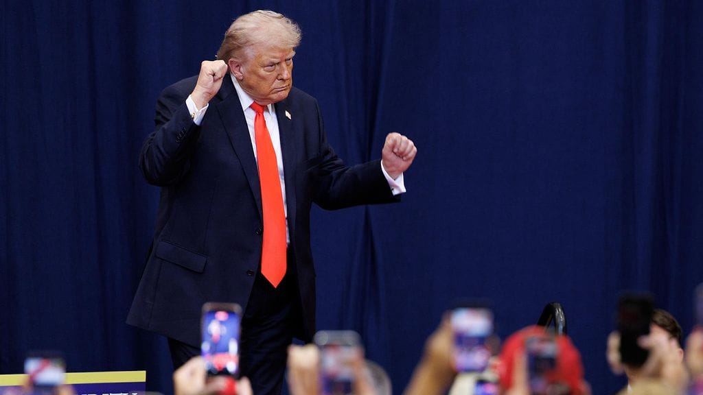 Donald Trump kuvattuna Floridassa 1. toukokuuta.