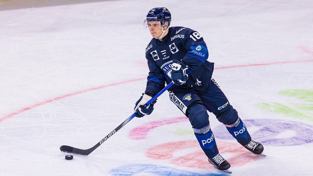Vili Saarijärvi (arkistokuvassa) menetti kiekon vaihdosta askiin hypänneelle ruotsalaiselle.