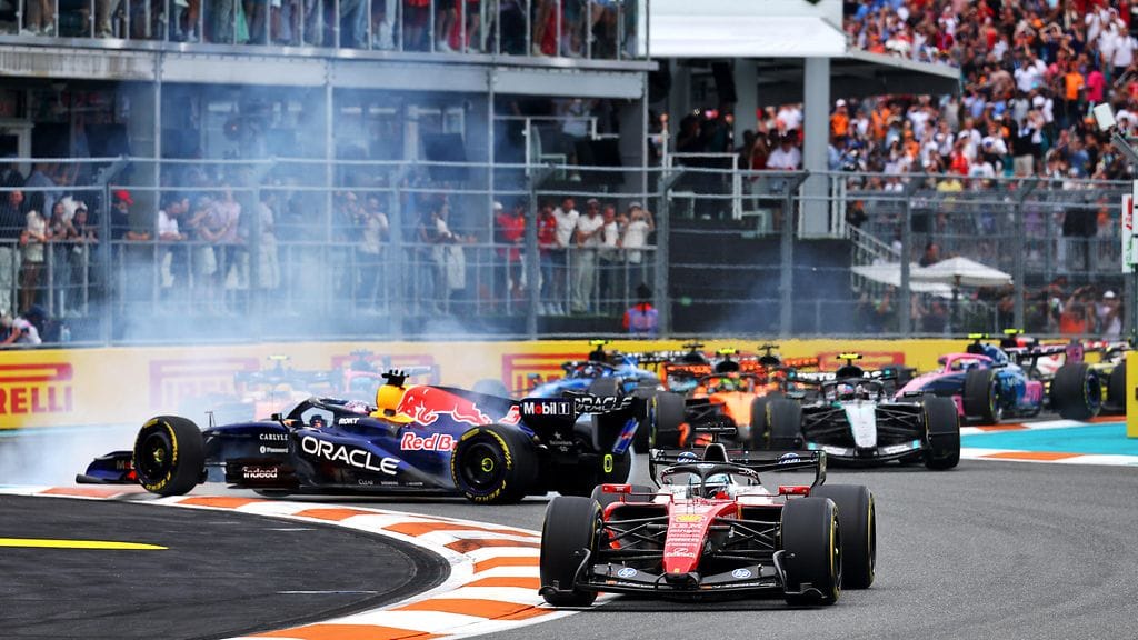 Red Bullin Max Verstappen pyörähti Miamin GP:n lähdössä.