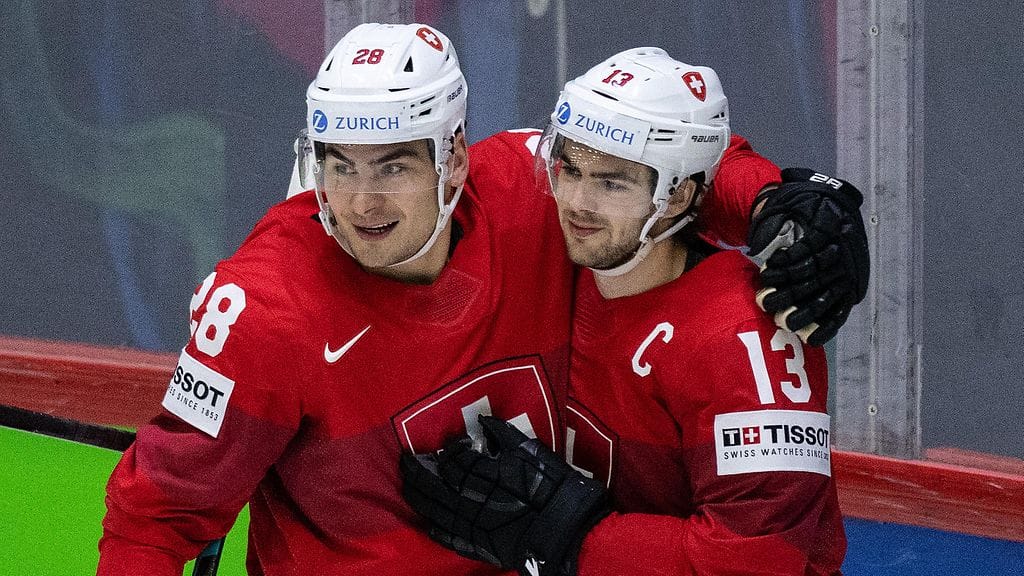 Timo Meier (vas.) ja Nico Hirschier ovat kulkeneet pitkän yhteisen matkan Sveitsin maajoukkueessa ja NHL-seura New Jersey Devilsissä.