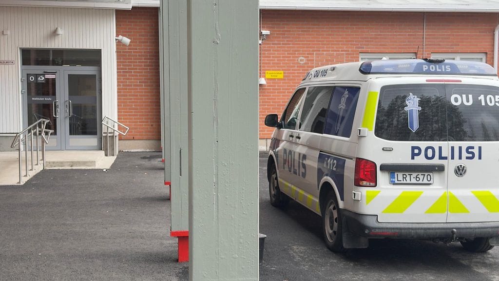 Poliisi Maikkulan yläasteella tiistaina.