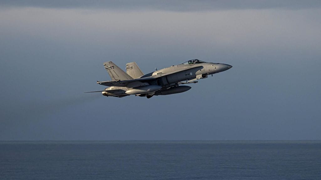 Kuvassa Suomen Ilmavoimien Hornet. Venäläisen sotilasilma-aluksen epäillään väistäneen ukkosta, Puolustusvoimat kertoo.