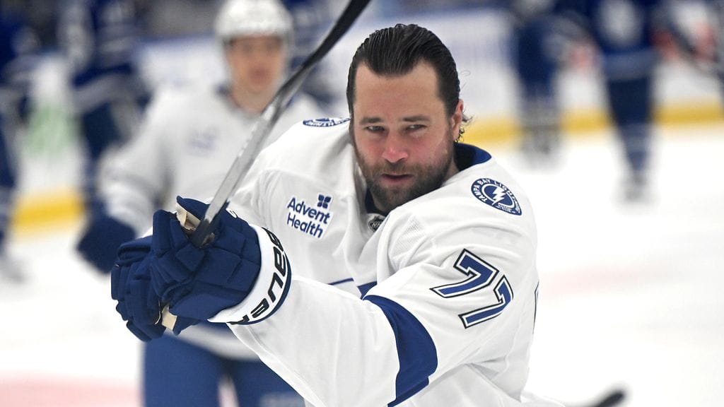 Victor Hedman jäi sivuun Tampa Bay Lightningin pelaavasta kokoonpanosta maaliskuussa.