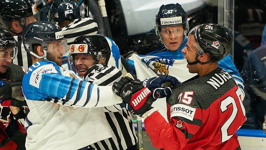 Darnell Nurse (oik.) väänsi Leijonia vastaan MM-finaalissa keväällä 2019.