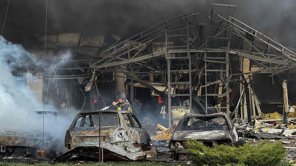 Ukrainalainen pelastaja sammuttaa tulipaloa Venäjän ilmaiskujen jälkeen Zaporizhzhjassa 5. toukokuuta