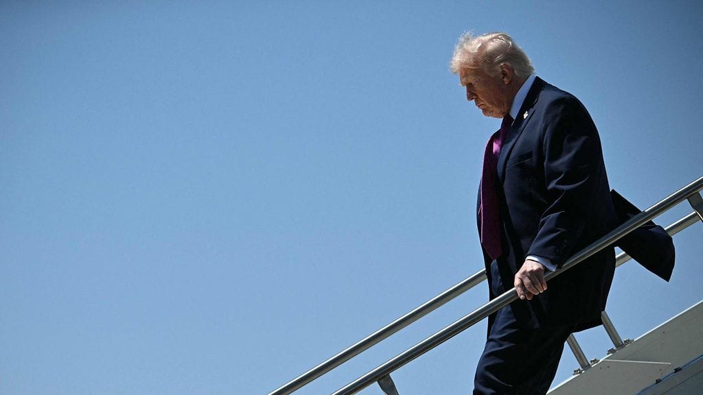 Yhdysvaltojen presidentti Donald Trump keskeytti operaation, jonka tarkoitus oli avata liikenne Hormuzinsalmella.