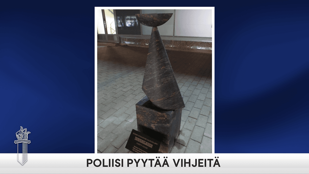 Veistoksesta on kadonnut sen yläosa. Kuvassa veistos alkuperäiskunnossaan.