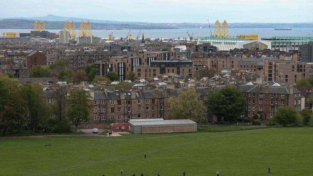 Ihmiset pelasivat krikettiä Holyrood Parkissa Skotlannin Edinburghissa vaaliaattona 6. toukokuuta.