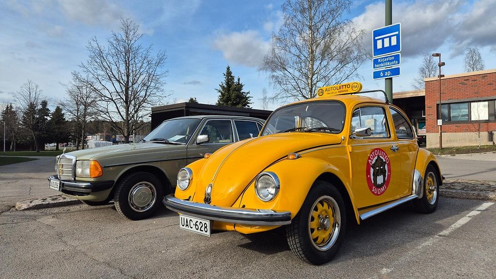 Erilaiset ajo- ja kokoontumistapahtumat starttasivat perinteiseen tapaan vapusta. Tämä entisaikojen tiepalveluauto oli näytillä vappuaattona Nurmijärven kirjaston edessä.