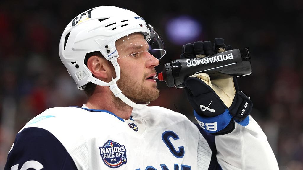 Aleksander Barkov arkistokuvassa Leijonien paidassa.