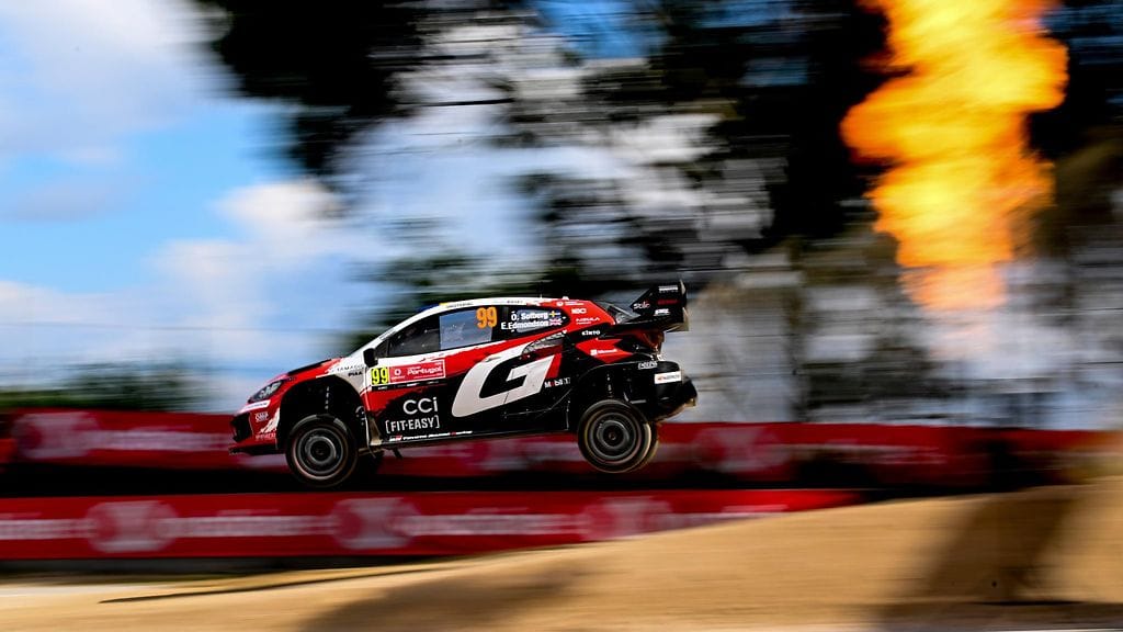 Oliver Solberg johtaa Portugalin MM-rallia avauspäivän jälkeen.