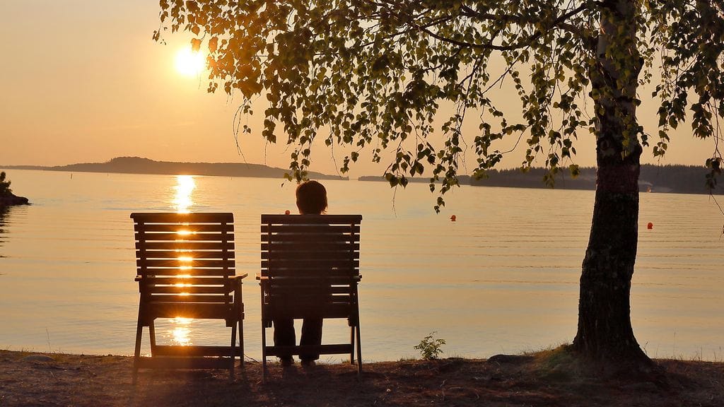 Kuvituskuvassa nainen istui
tuolissa Höytiäisen rannalla Pohjois-Karjalassa keskikesäisenä iltana.