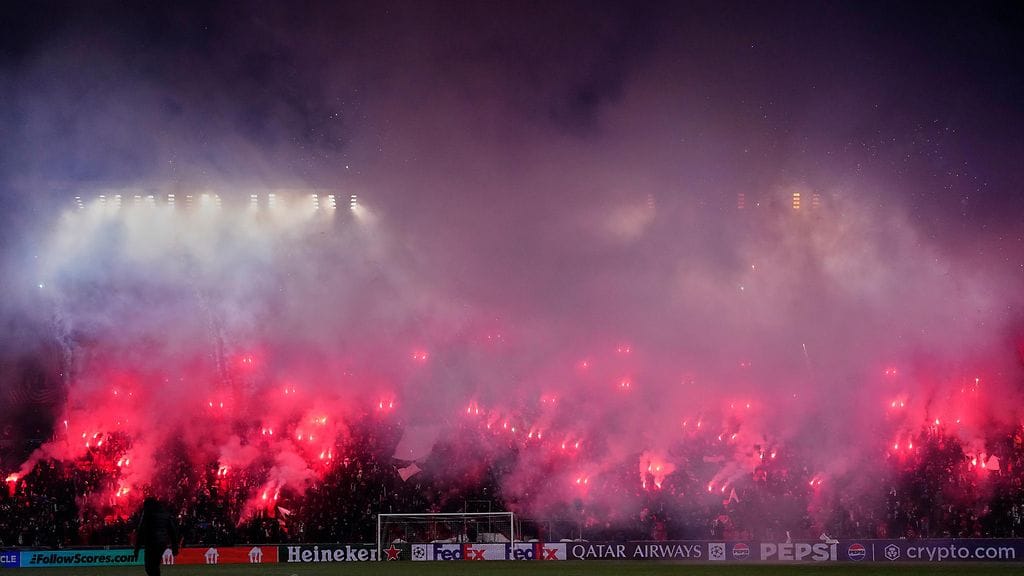 Soihdut ovat tuttu näky Slavia Prahan ja Sparta Prahan otteluissa. (Arkistokuva)