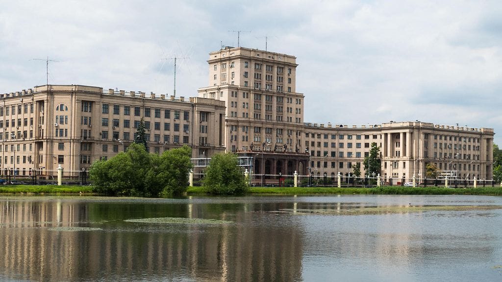 Moskovan teknillinen valtionyliopisto, Bauman-instituutti Moskovassa Yauza-joen varrella.