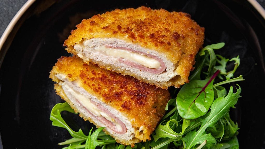 Sveitsinleike eli cordon bleu täytetään kinkulla ja juustolla.
