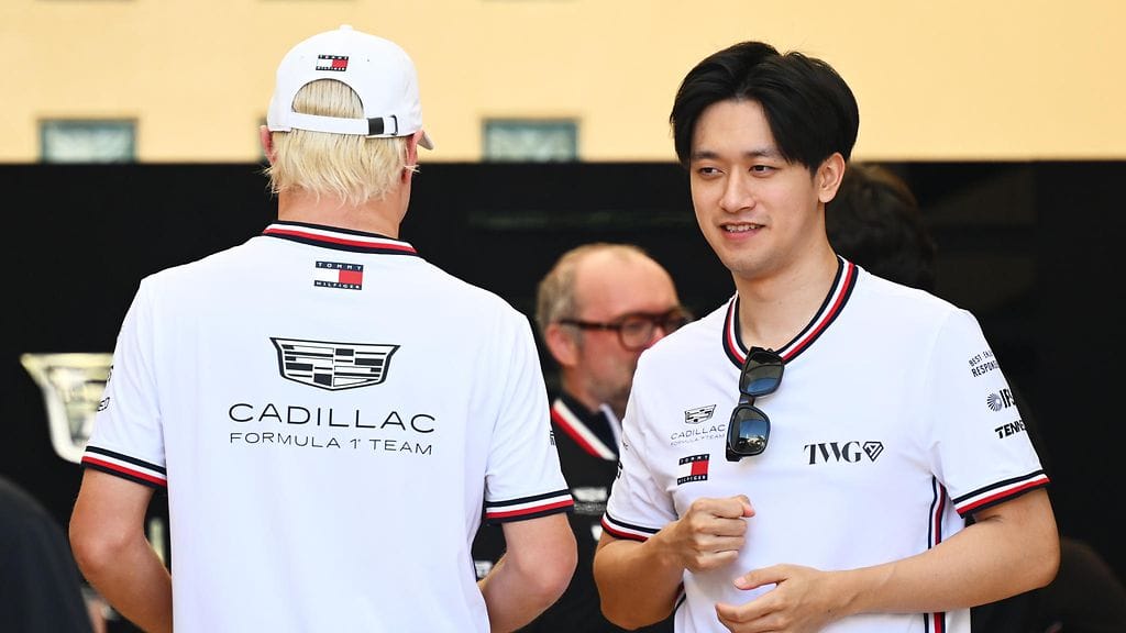 Guanyu Zhou (oik.) on jälleen Valtteri Bottaksen kanssa samassa tallissa. Kiinalainen toimii nykyään Cadillacin reservikuljettajana.