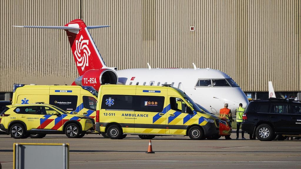 Kuvituskuvassa ambulansseja vastaanottamassa MV Hondiuksella sairastunutta henkilöä sairaankuljetuskoneesta Schipholin lentokentällä Amsterdamin lähellä 7. toukokuuta 2026.