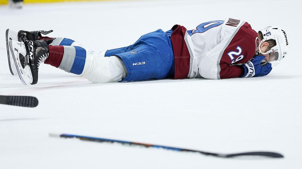 Nathan MacKinnon sai kiekon kasvoihinsa yön NHL-kierroksella.
