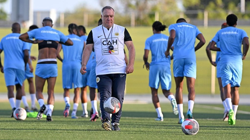 Dick Advocaat Curacaon maajoukkueen harjoituksissa kesäkuussa 2024.