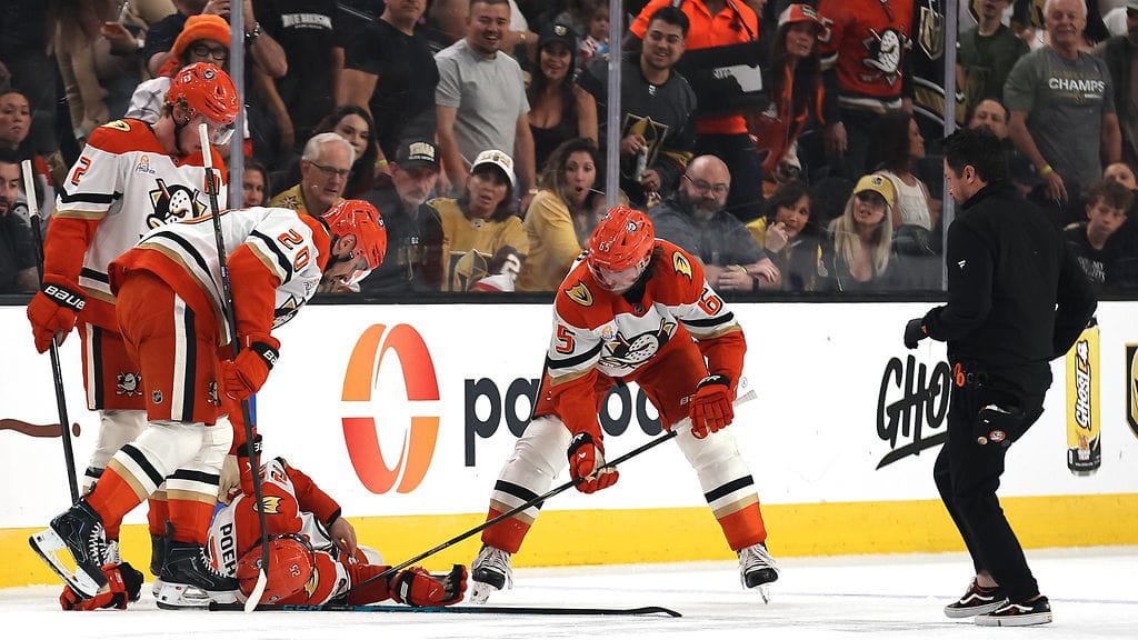 Ryan Poehling jäi Brayden McNabbin törkytaklauksen alle.