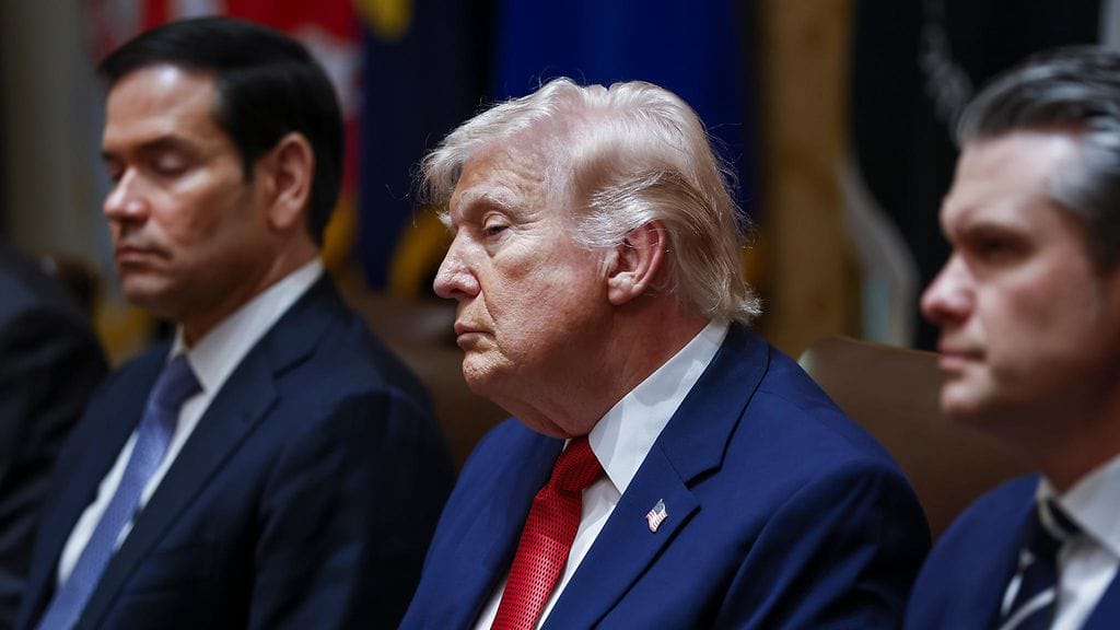 Viime maaliskuussa otetussa kuvassa vasemmalta oikealle Yhdysvaltain ulkoministeri Marco Rubio, presidentti Donald Trump ja sotaministeri Pete Hegseth.