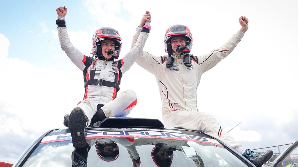 Janni Hussi ja Teemu Suninen juhlivat voittoa Portugalin MM-rallissa.