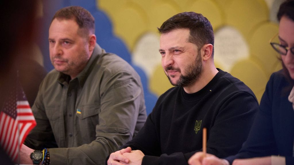 Pidätetty Andriy Jermak (vasemmalla) presidentti Zelenskyin rinnalla tuntemattomassa neuvottelussa. Päiväys tuntematon, mutta todennäköisesti ennen marraskuuta 2025.