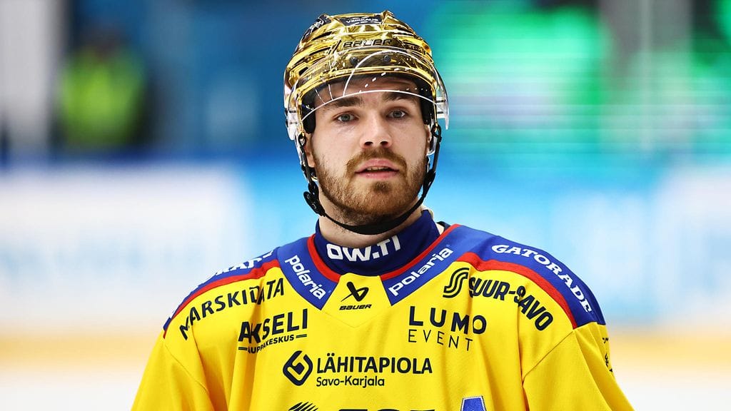 Juuso Arola on todistanut kykynsä SM-liigassa Jukureiden paidassa. Nyt pelipaitaan ommellaan JYPin logo.