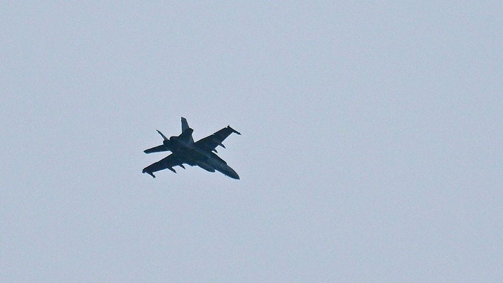 Kuvituskuva. Hornet-hävittäjä kuvattu Tapanilassa Helsingissä perjantaiaamuna.
