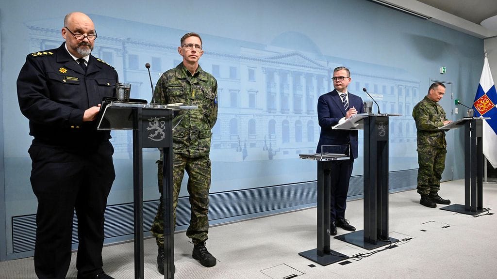 Pääministeri Petteri Orpo (kok.) ja eri viranomaiset pitivät 15.5. tiedotustilaisuuden drooniuhasta.