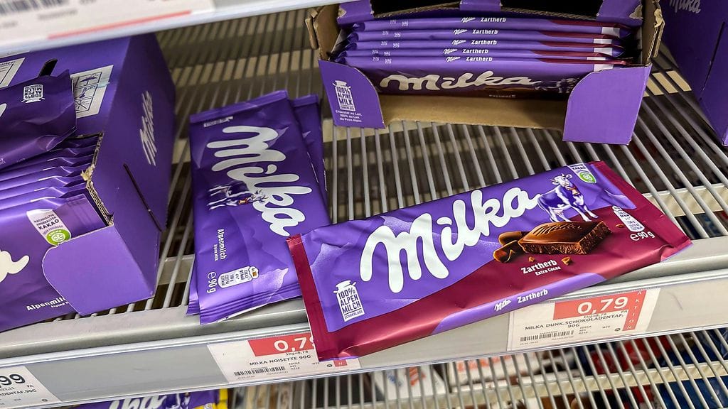 AOP Suklaa jää Saksassa usein hyllyille kalliin hinnan takia. Milkan valmistaja yritti saada paremman tuoton suklaastaan pienentämällä pakkaskokoa. Suklaata ostetaan kuitenkin yhä lähinnä tarjouksella.
