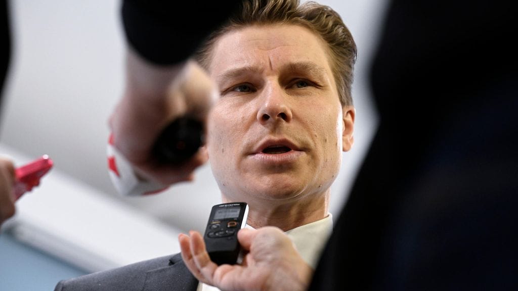Puolustusministeri Antti Häkkänen (kok.) kommentoi Ranskan ydinasepelotealoitetta toimittajille eduskunnassa.