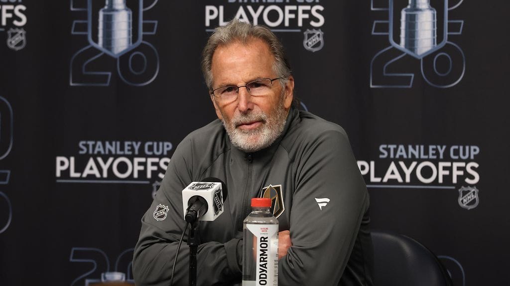 Vegas Golden Knightsin päävalmentaja John Tortorella piileskeli medialta.