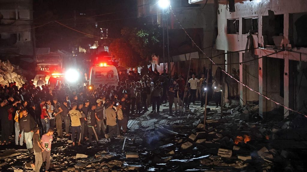 Tältä näytti Israelin iskun tapahtumapaikalla Gazassa Rimalin kaupunginosassa perjantaina 15. toukokuuta.