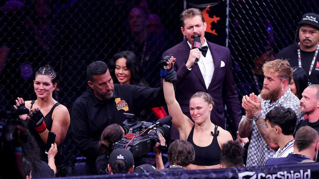 Ronda Rousey päihitti Gina Caranon 17 sekunnissa.