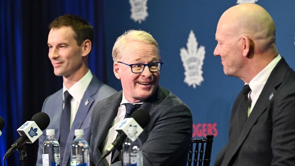 Toronto Maple Leafsin omistaja Keith Pelley (kesk.) joutui ankaran kritiikin kohteeksi palkattuaan John Chaykan (vas.) uudeksi general managerikseen.
