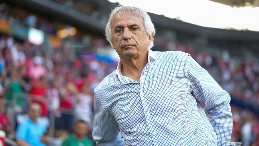 Nantesin päävalmentaja Vahid Halilhodzic yritti estää naamioituneita henkilöitä.