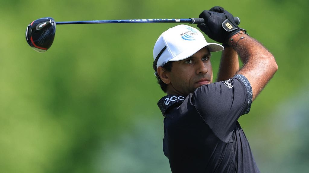 Joillekin tämä on etikettivirhe: Aaron Rai ja kaksi mustaa hanskaa. Rain mukaan käsineet eivät ole edes varsinaiset golfhanskat.