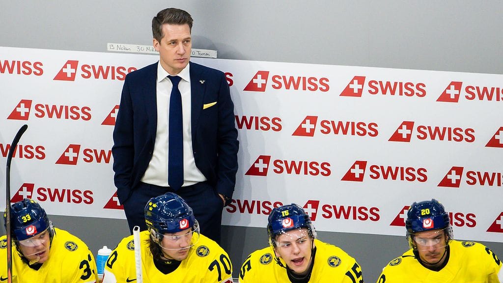 Sam Hallamin luotsaama Ruotsi on sortunut tiuhaan jäähyihin MM-kisoissa.
