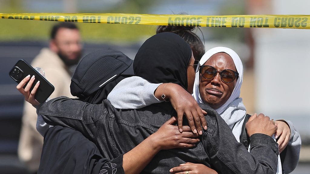 San Diegon muslimiyhteisön jäsenet lohduttivat toisiaan ammuskelun jälkeen 18. toukokuuta.